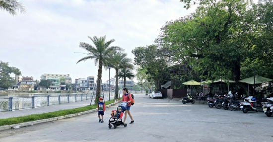Foreign tourists strolling along the riverside route by the Nhu Y River